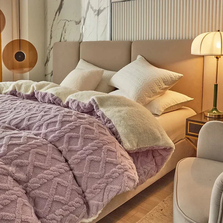 Opgevouwen luxe dubbelzijdig dekbedovertrek met kasjmier-look en zacht VelvetWarm fleece, klaar voor gebruik.