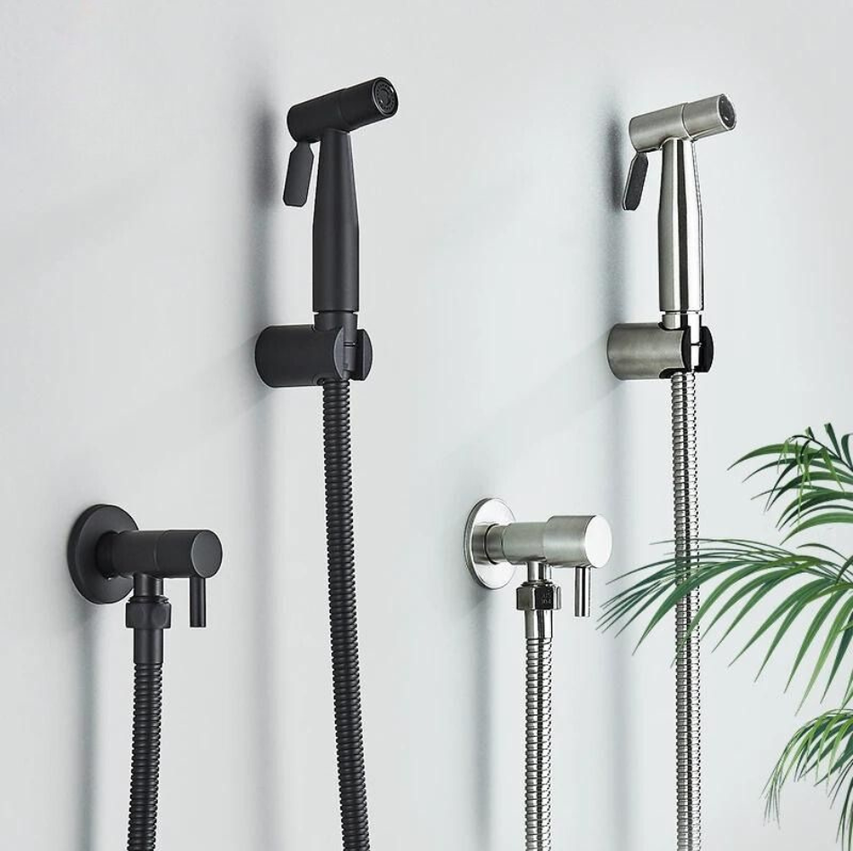 Bidet sproeier voor hygiënische reiniging in uw badkamer, essentieel voor frisheid.