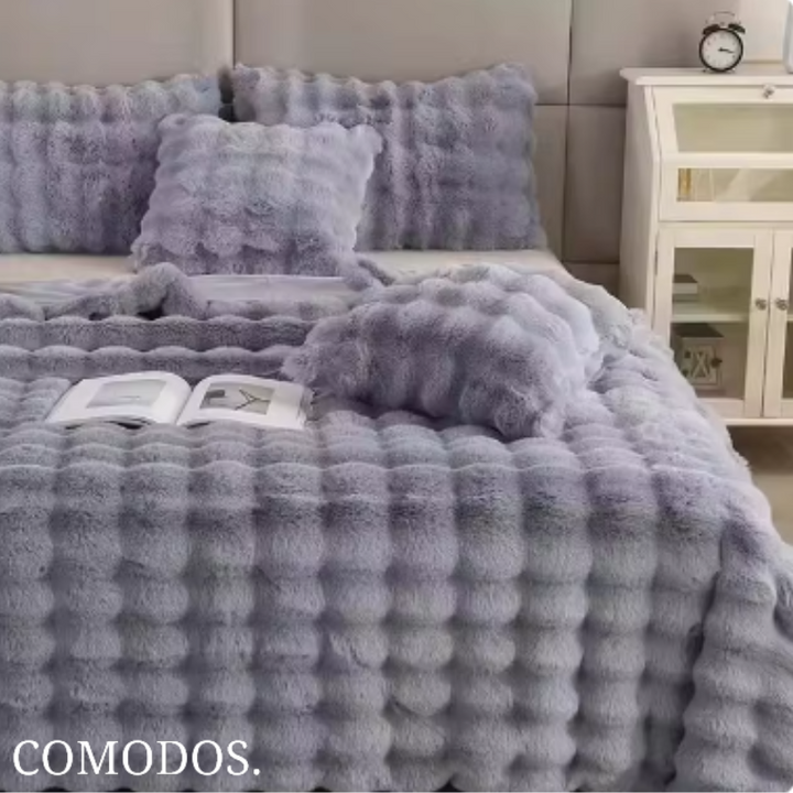 Huiselijke CloudCozy deken van luxe imitatiebont; comfortabel en zacht, perfect voor de slaapkamer.