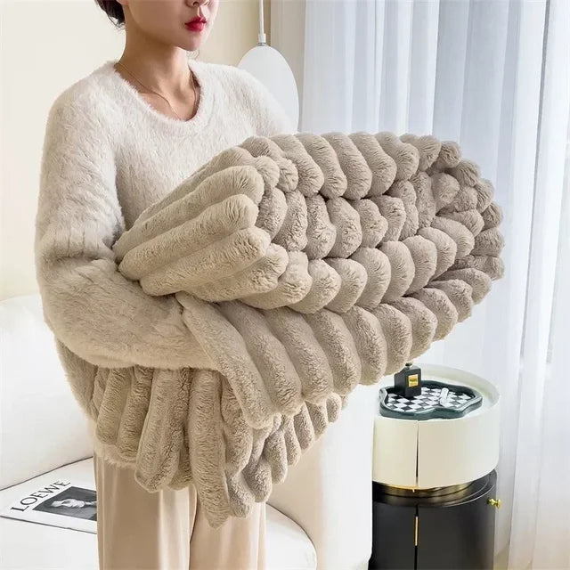 Stijlvolle pluche woondeken in een warme kleur, voor comfortabele momenten op de bank.
