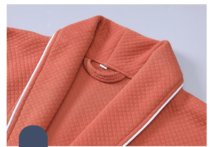 Detail van de zachte stof en elegante kraag van deze comfortabele heren badjas.