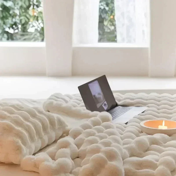 Pluche fluffy deken van wit imitatiebont, zacht aanvoelend en perfect voor knusse momenten.