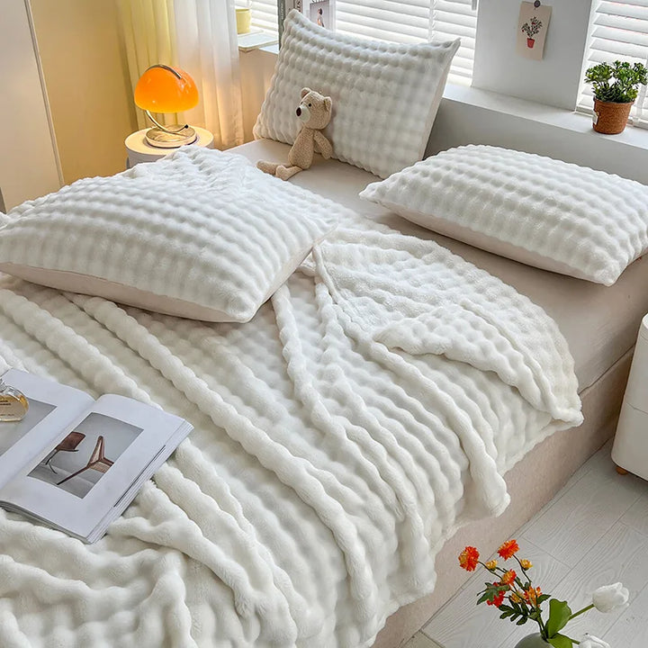 BubbleNest deken: luxe fleece met unieke bubbeltextuur. Zacht, warm en comfortabel voor woonkamer & slaapkamer.