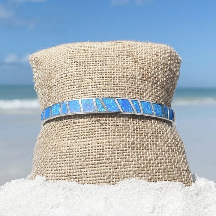 Gedetailleerde foto van elegante damesarmband met zilver en levendige blauwe opaal. Exclusief Isola sieraad.