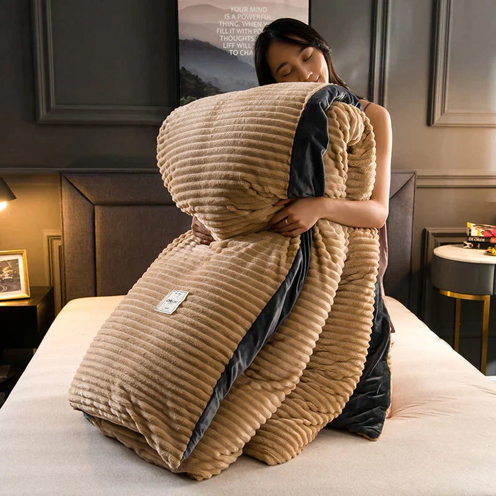 Fluweel fleece dekbedovertrek op een twijfelaar bed. DreamWeave luxe voor een knusse en warme slaapkamer.