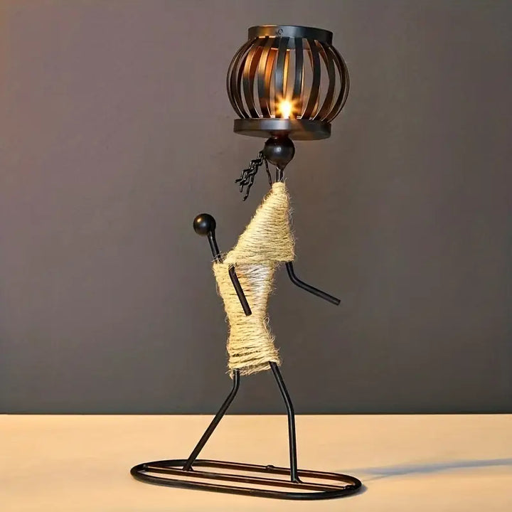 Retro metalen kaarsenhouder, stijlvolle decoratie voor een warme woonsfeer. Vintage interieur item.