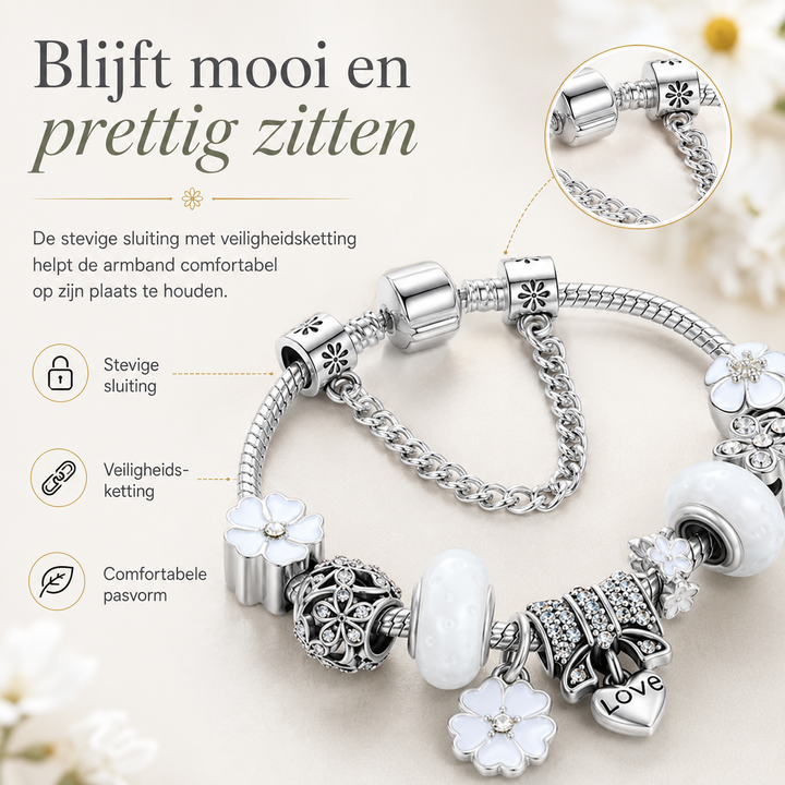 Elegante zilveren armband voor vrouwen met verfijnde bloemen charms, perfect als mode accessoire.