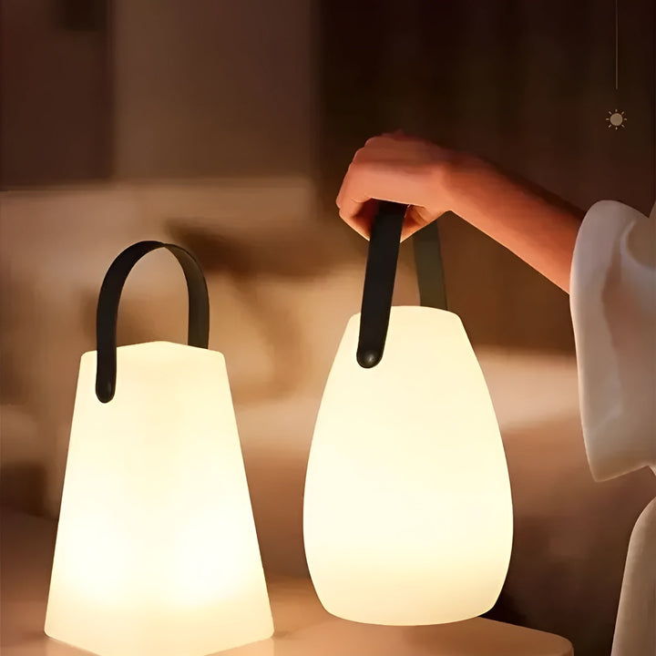 Compacte draadloze LED campinglamp, waterdicht en oplaadbaar, sfeervolle buitenverlichting.
