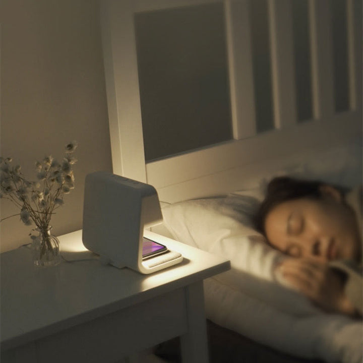Slimme LED tafellamp met touch control, draadloos opladen en wekkerfunctie voor in huis.