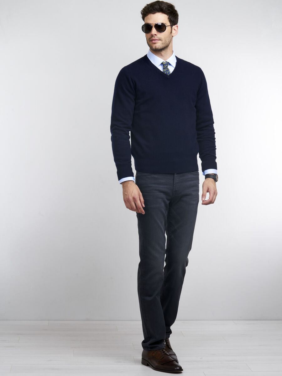 Zachte marineblauwe heren sweater, ademend en veelzijdig, een essentieel kledingstuk voor elke garderobe.