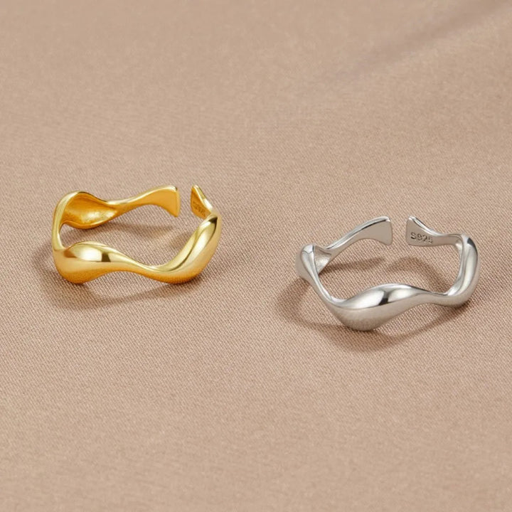 Elegant accessoire: 18K goud vergulde minimalistische ring van sterling zilver met oceaan thema.