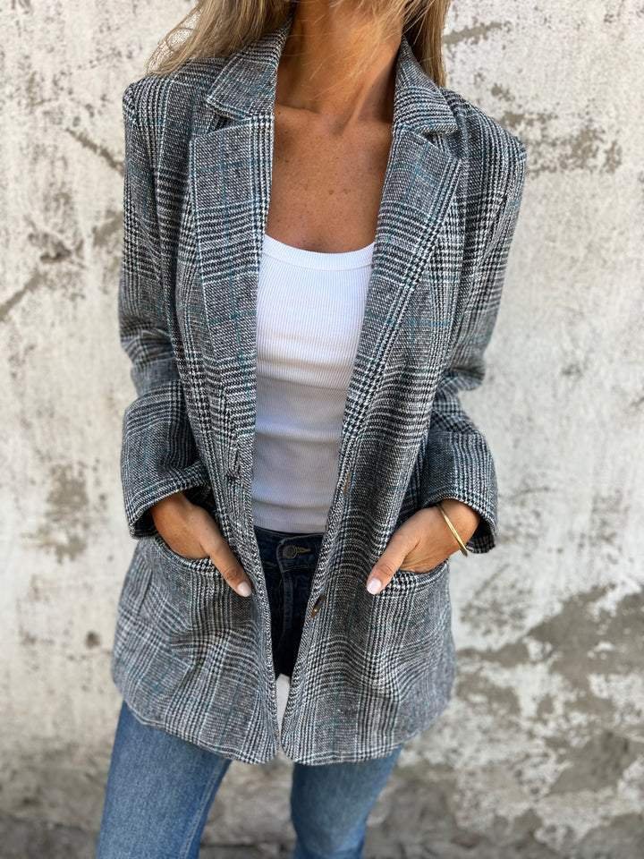 Dames geruite winterblazer. Stijlvolle en warme blazer voor vrouwen, perfect voor winterse dagen en damesmode.