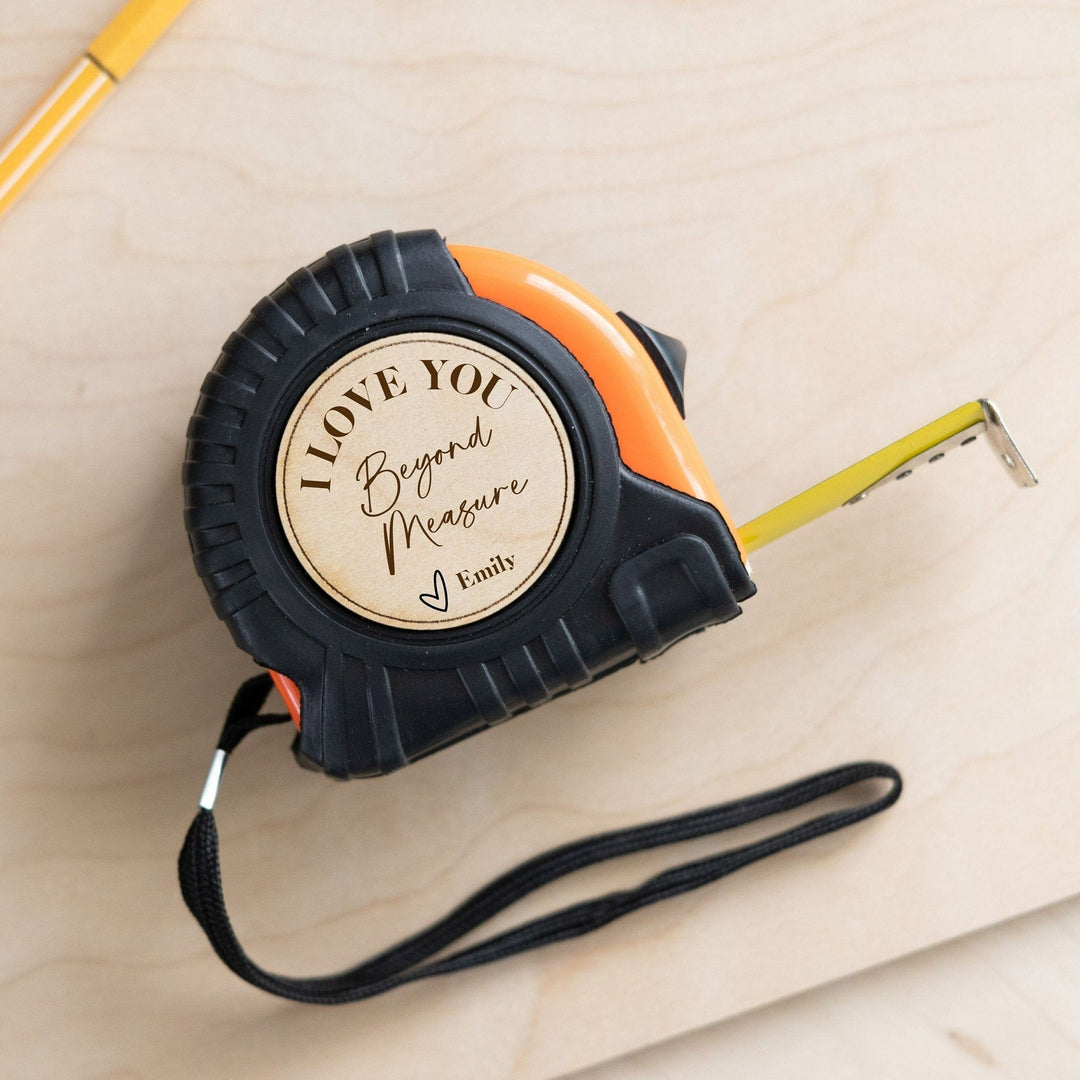 Geschenkdoos met gepersonaliseerde hamer en meetlint, klaar voor Vaderdag of verjaardag papa.