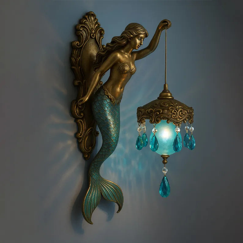 Kunstzinnige wandlamp met magische sfeerverlichting. Unieke, handgemaakte decoratie voor thuis.
