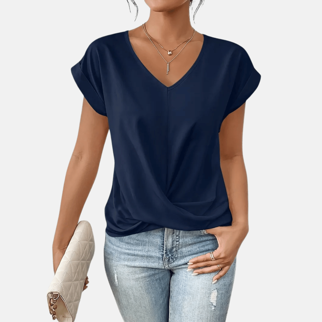 Veelzijdige effen dames blouse met V-hals, gedrapeerde zoom en korte mouwen. Comfortabele en modieuze keuze.