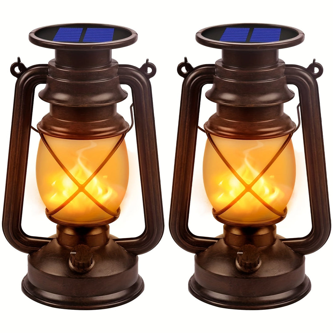 Set van 2 solar lantaarns met realistische dansende vlam LED voor tuin en patio sfeerverlichting.