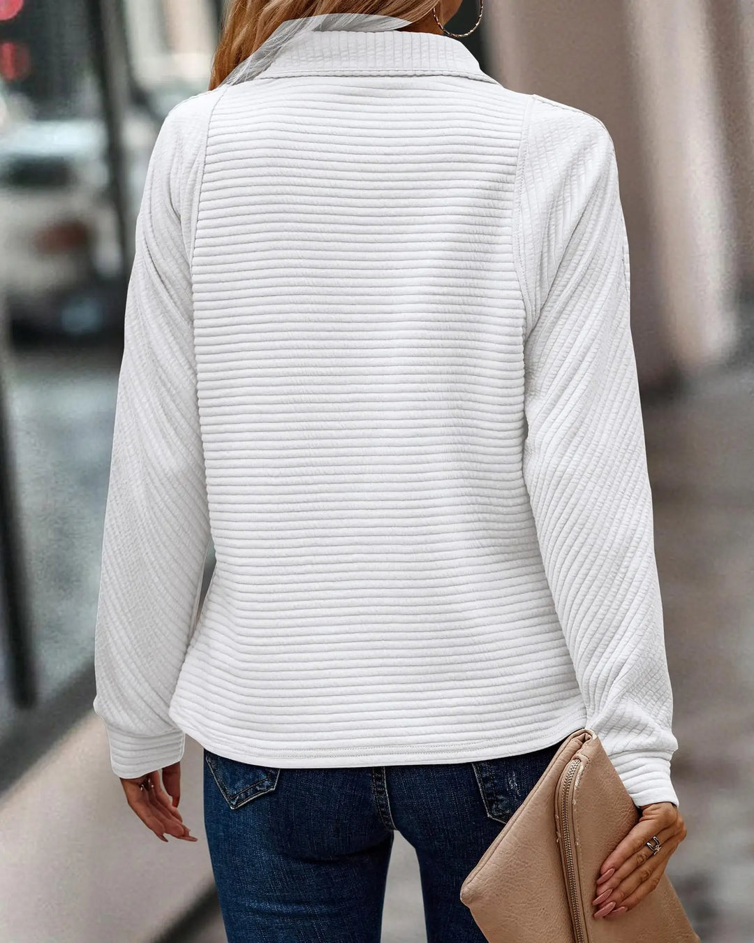 Dames trui Nora met V-hals en ritssluiting, comfortabel en stijlvol. Perfecte casual wintermode.