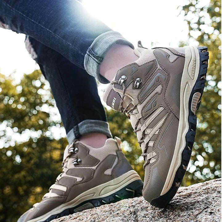 Achterkant van waterdichte wandelschoenen voor dames, met stabiliserende hiel.