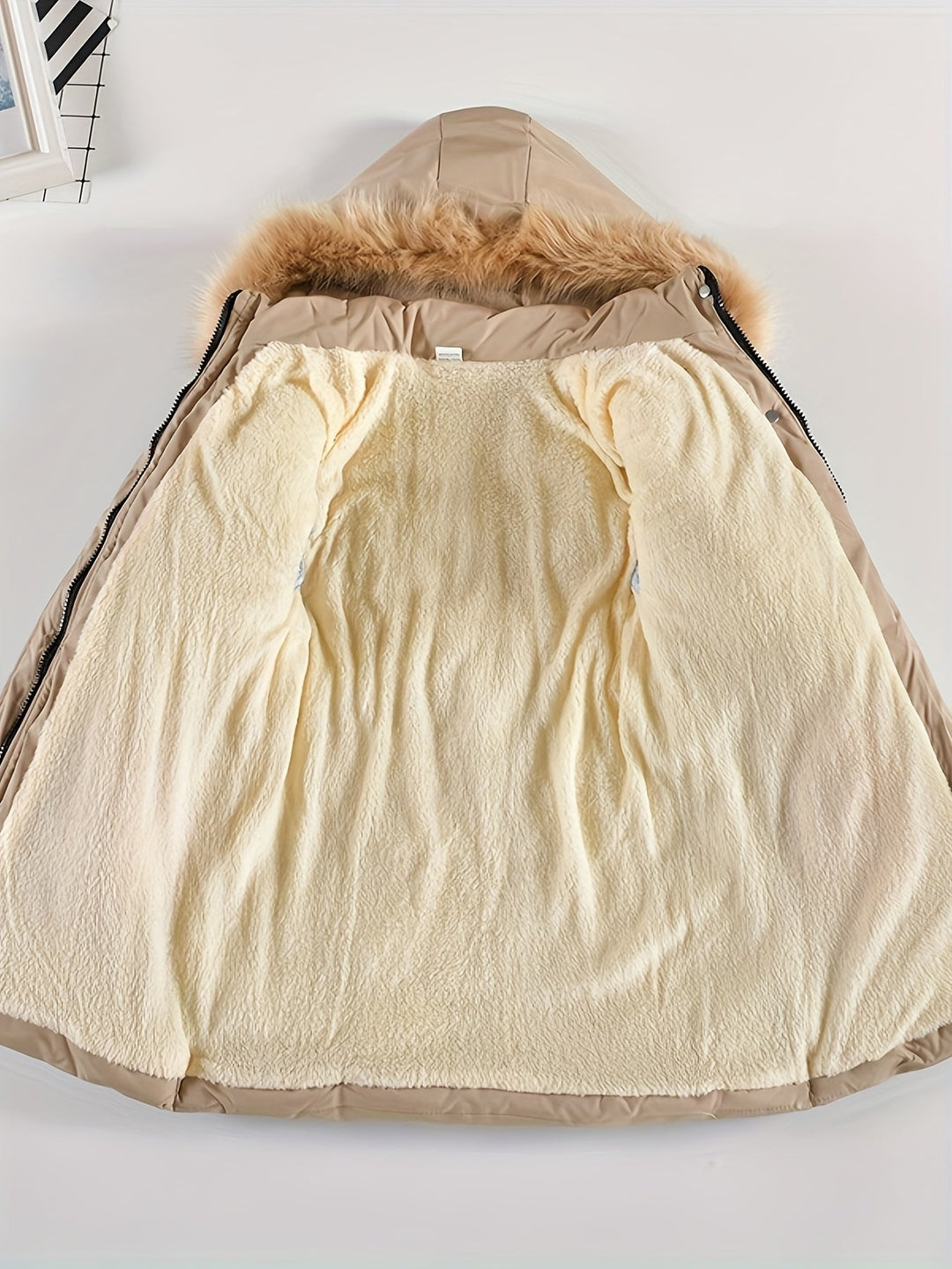Comfortabele meisjes winterjas, gewatteerd met zachte capuchon. Houdt je kind warm en droog.