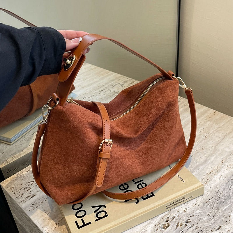 Dames suède schoudertas met retro charme, ideaal voor dagelijks gebruik en een elegante look.