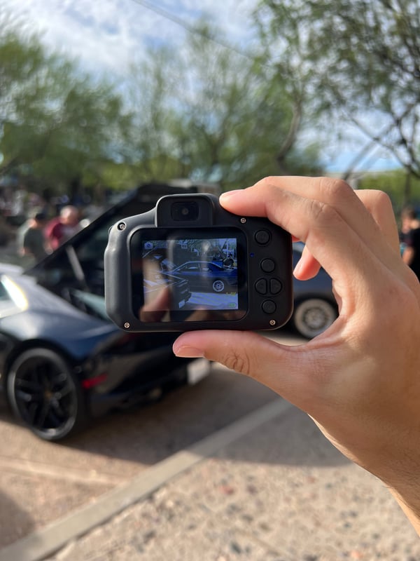 Digitale minicamera met snelle smartphone overdracht. Leg beelden vast in retro filmstijl, compact en gebruiksvriendelijk.