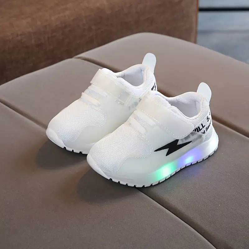 Comfortabele witte peuter sneakers met ingebouwde LED's, antislip en duurzaam voor veilig speelplezier.
