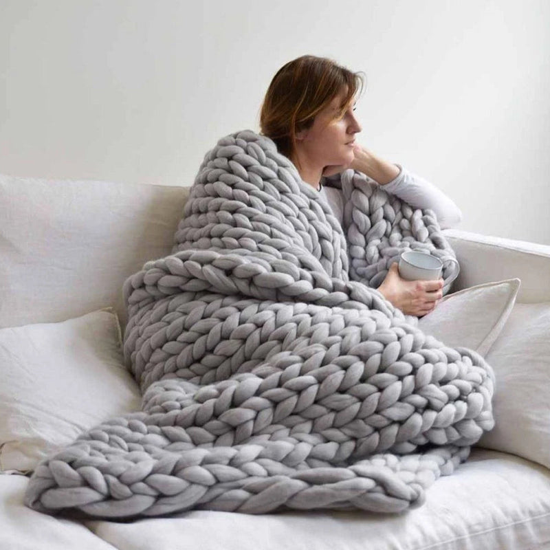 Heerlijk warme grofgebreide deken, ideaal als comfortabele bankdeken of bedplaid. Een extra groot woonaccessoire.