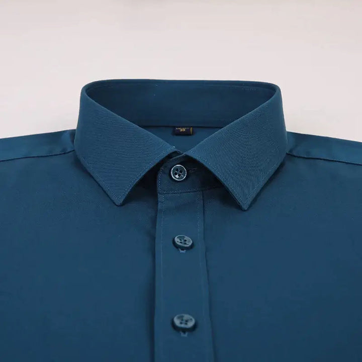 Effen kleur heren overhemd; rekbaar en kreukvrij, een tijdloze en comfortabele aanvulling op elke garderobe.