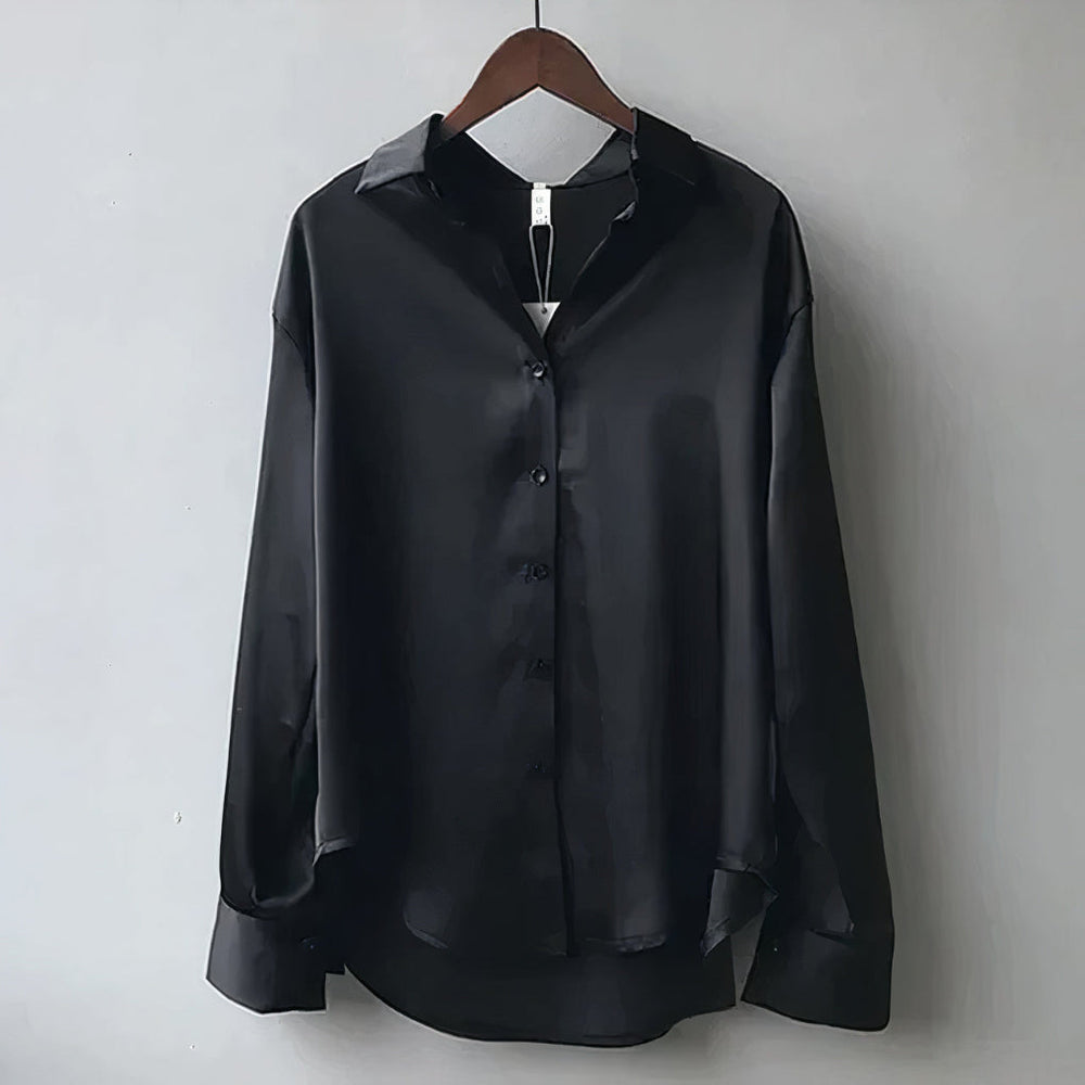 Veelzijdige zwarte damesblouse met soepele valling, elegante rechte pasvorm. Perfect voor zakelijke en casual chic lente outfits.