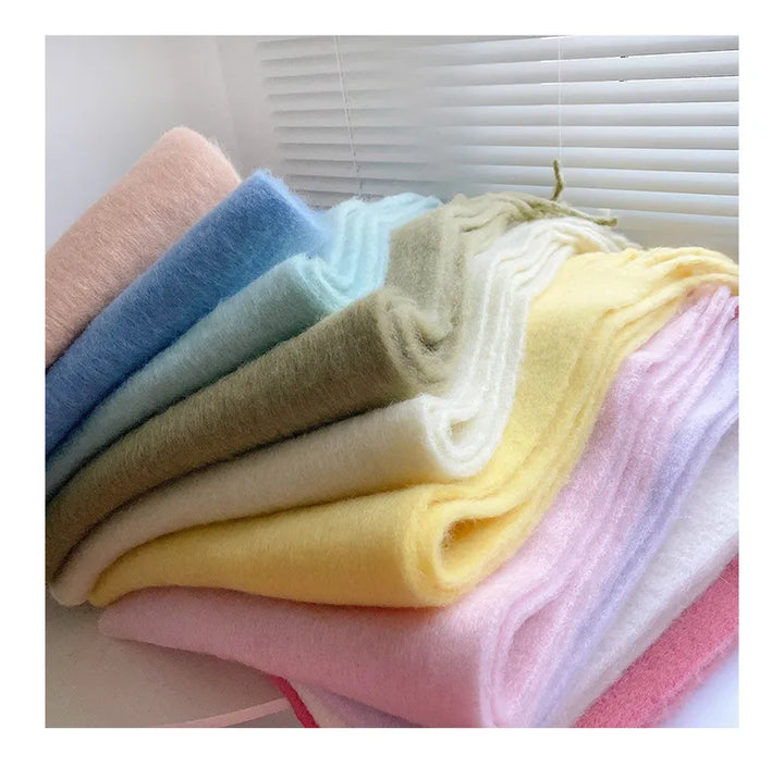 Zachte textuur van effen kasjmier sjaal, luxe dames winteraccessoire voor extra warmte.