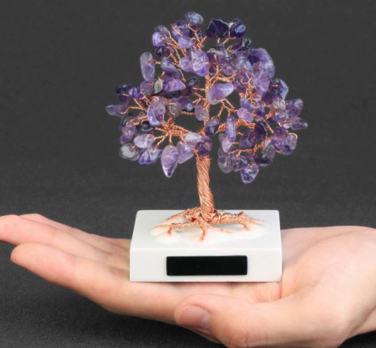 Fengshui geldboom met diverse edelstenen. Activeert positieve energie en trekt voorspoed aan.