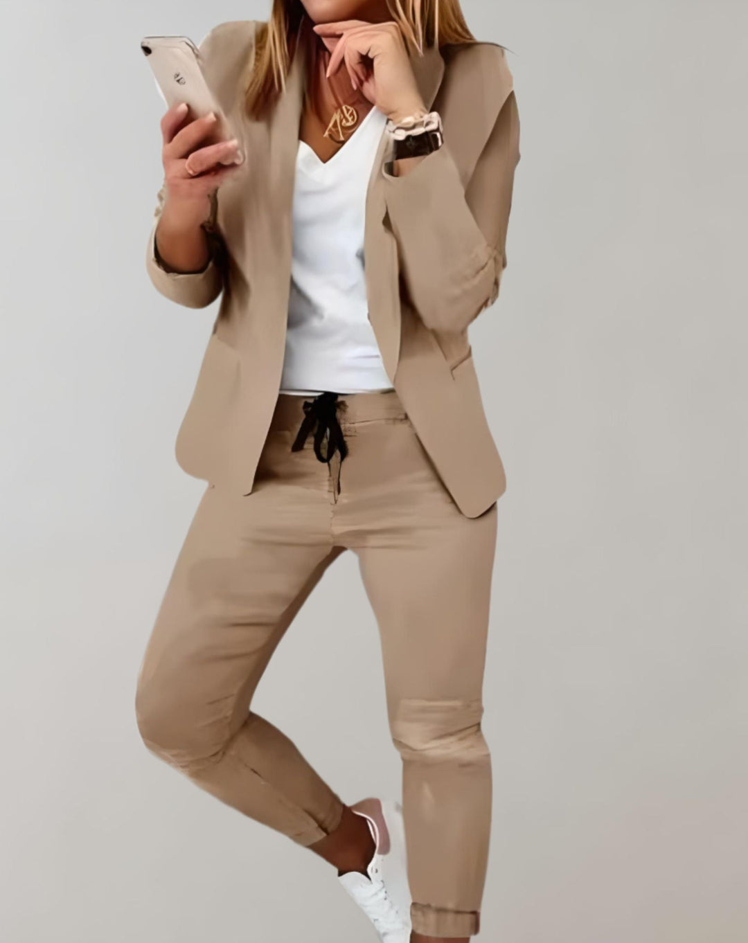 Getailleerde dames tweedelige set met elegante blazer en bijpassende broek voor een chique kantooroutfit.