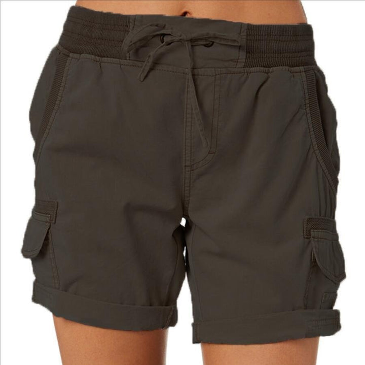 Close-up van praktische cargo zakken op dames utility shorts, ideaal voor al je essentiële spullen.