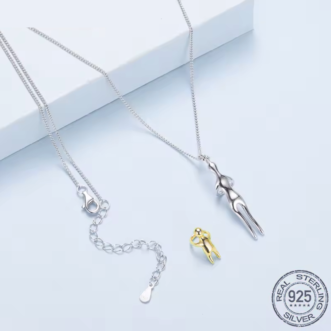 Gouden of zilveren unisex knuffel ketting met uniek design. Romantische liefde hanger, betekenisvol sieraad.
