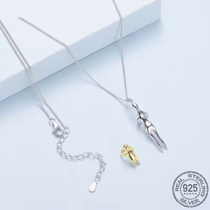 Gouden of zilveren unisex knuffel ketting met uniek design. Romantische liefde hanger, betekenisvol sieraad.