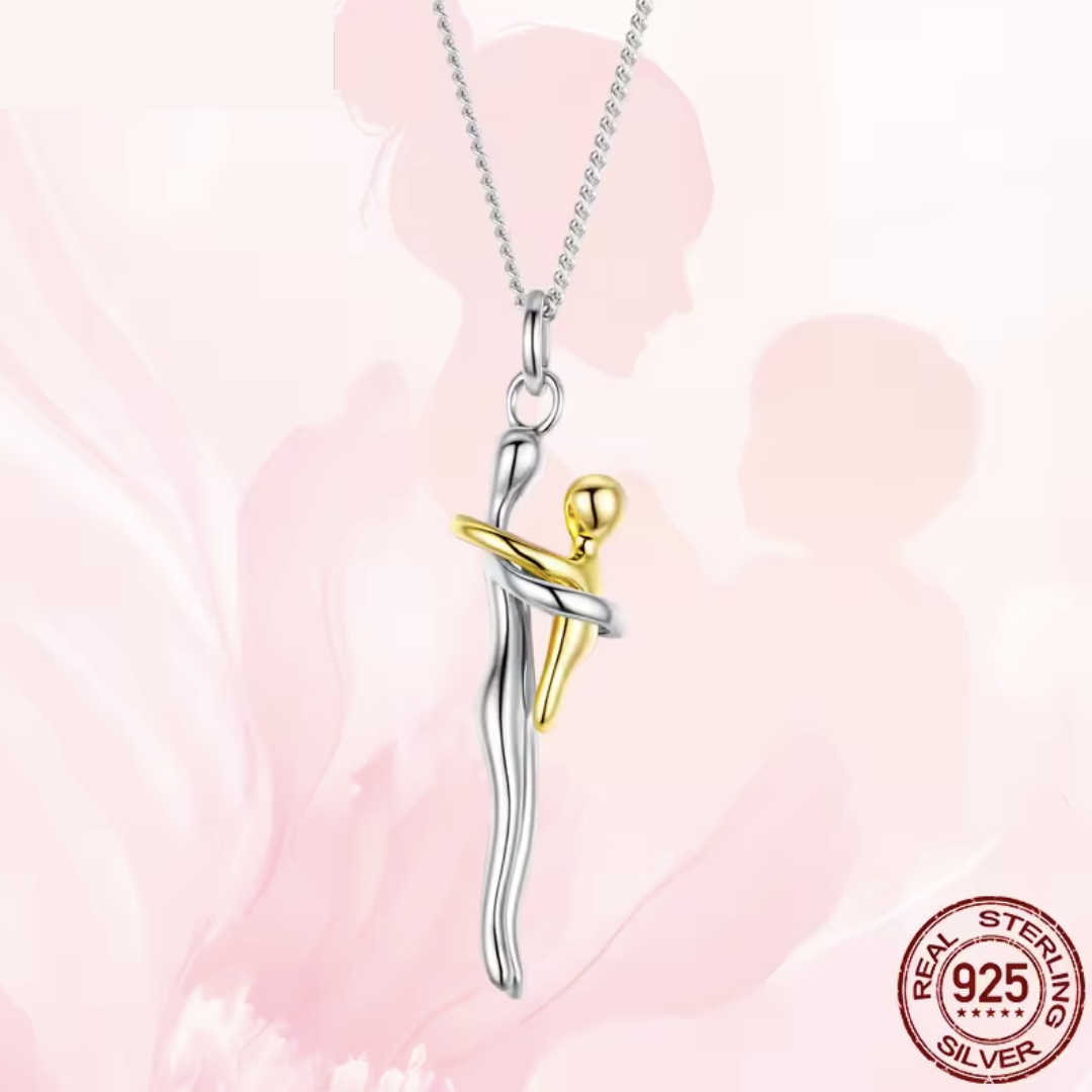 Man en vrouw dragen de unisex knuffel ketting, symbool van verbondenheid. Tijdloos sieraad, ideaal cadeau.