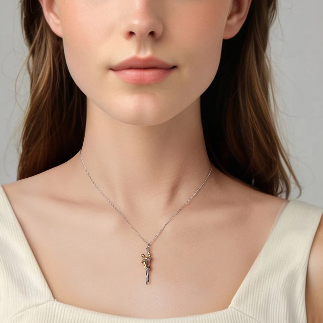 Detailopname van de unisex knuffel ketting. Strak design, perfect als vriendschapsketting of liefdeshanger.