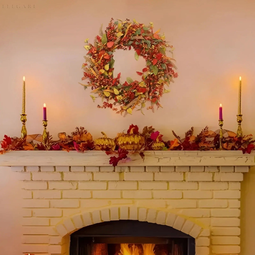 Een warme AmberLeaf rotan deurkrans, essentiële herfstdecoratie voor een gastvrije entree.
