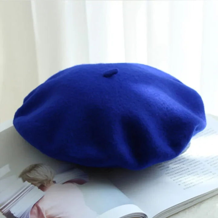 Trendy dames baret van wol, een comfortabel en warm mode accessoire voor de winter.