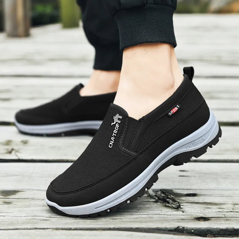 Lichtgewicht unisex wandelschoenen met antislipzool, ideaal voor alle seizoenen. Comfortabel voetbed voor lange wandelingen.