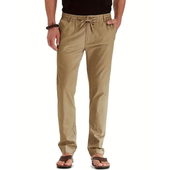 Close-up van de zachte stof van de comfortabele Herve herenbroek, ideaal voor casual zomerse dagen.