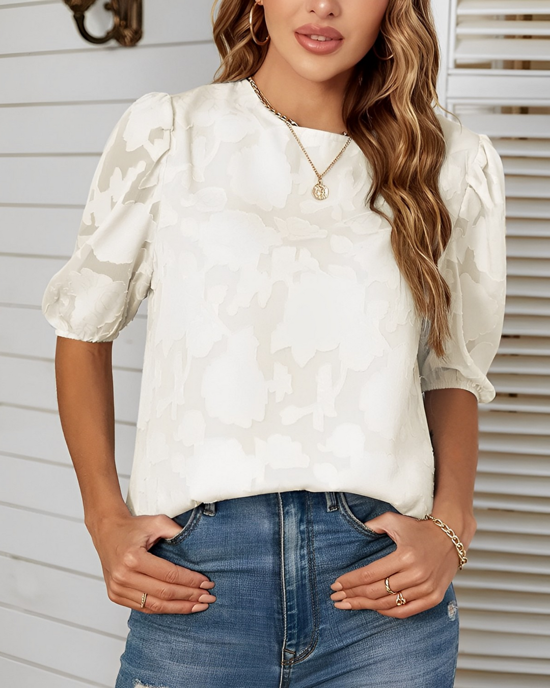 Modieuze damesblouse met bloemstructuur en speelse bubbelmouwen, een must-have voor lente/zomer.