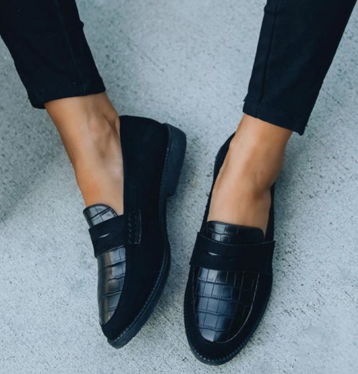 Elegante zwarte dames loafers voor een stijlvolle casual chic look, perfect voor zomerse dagen.