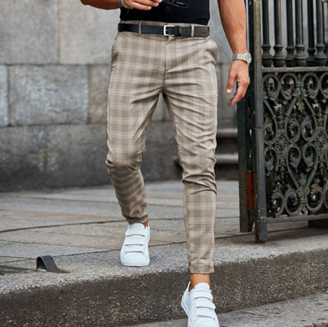 Heren geruite broek met modern ruitpatroon, stijlvol en veelzijdig voor casual of zakelijke mode.