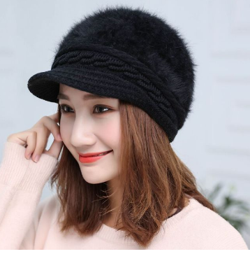 Trendy dameshoed met klep, een stijlvol fashion accessoire voor de moderne vrouw.