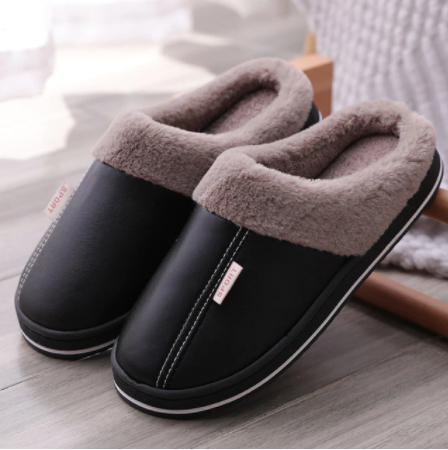 Warme unisex pantoffels bij de open haard, symbool van ultiem comfort en ontspanning op koude dagen.