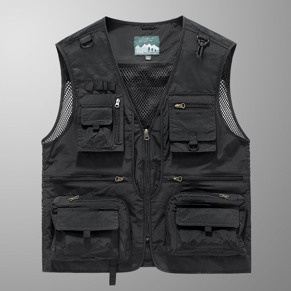 Man draagt casual lichtgewicht heren bodywarmer vest. Comfortabele pasvorm, ideale bovenkleding voor lente en herfst.
