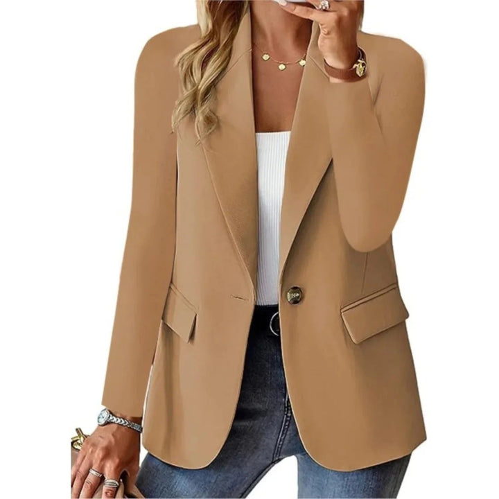 Deze dames blazer is comfortabel en veelzijdig, ideaal voor zowel zakelijke afspraken als een stijlvolle casual dag. Modieus.