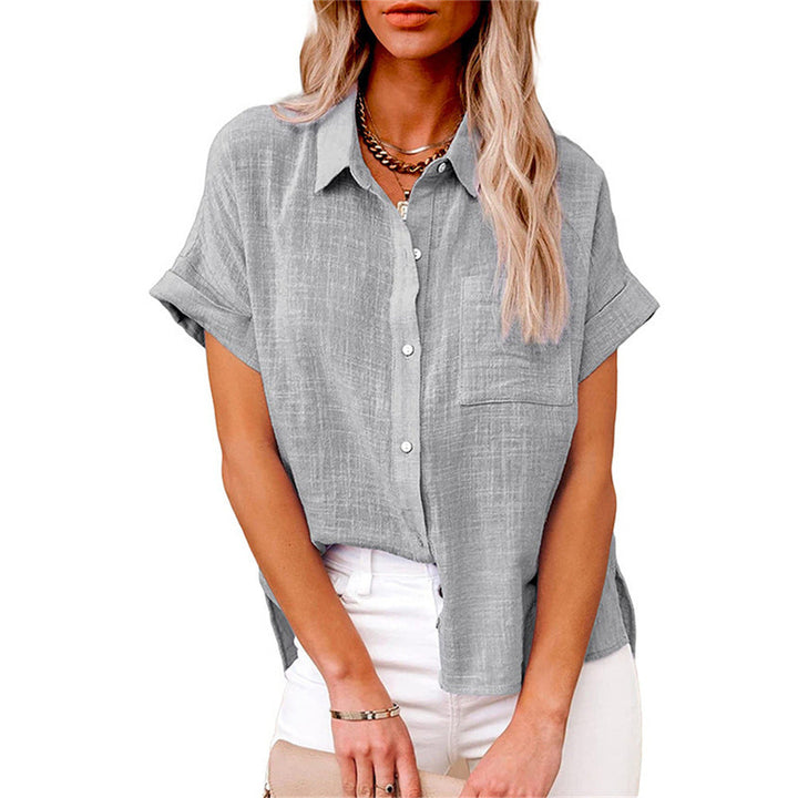 Modieuze damesblouse met losvallend silhouet, korte mouwen en elegante knoopsluiting. Trendy top.