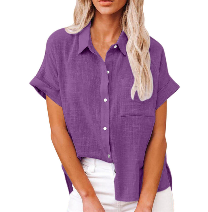 Zomerse damesblouse, losvallend met korte mouwen en praktische knoopsluiting. Ideaal voor warm weer.